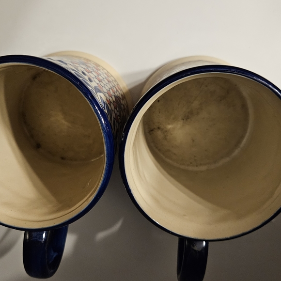 Set of 2 ceramic handpainted Expressions embossed Mugs. - Picture 4 of 7